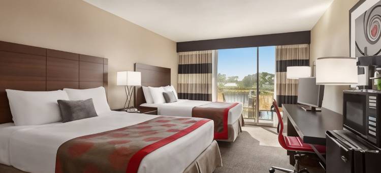 萨拉索塔海滨温德姆华美达酒店(Ramada by Wyndham Sarasota Waterfront)图片