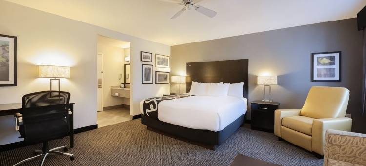 克利夫兰马其顿拉昆塔温德姆套房酒店(La Quinta Inn & Suites by Wyndham Cleveland Macedonia)图片