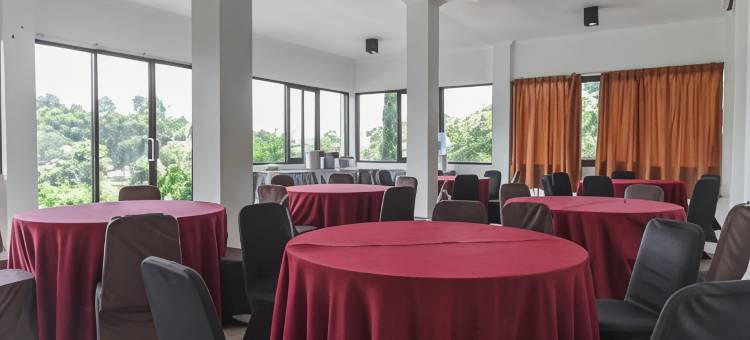 瑞德多兹普拉斯酒店 @ 洛达亚古农格力斯山(RedDoorz Plus @ Lodaya Gunung Geulis Puncak)图片