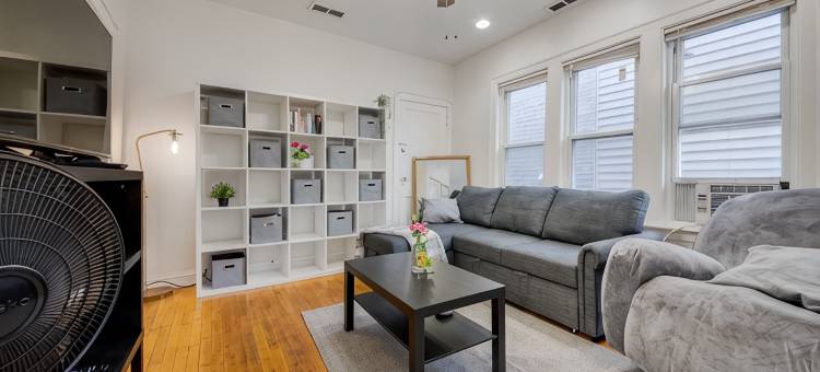 Walkable Chicago Retreat : Cozy 2Br w/ Porch : Near Transit, Dining & Stadiums图片