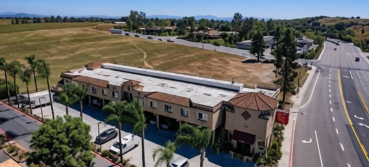 福布鲁克市中心伊克诺套房酒店(Econo Lodge Inn & Suites Fallbrook Downtown)图片