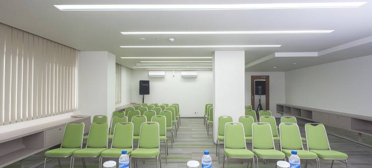 泗水达玛胡萨达麦克斯万酒店(MaxOneHotels at Dharmahusada Surabaya)图片