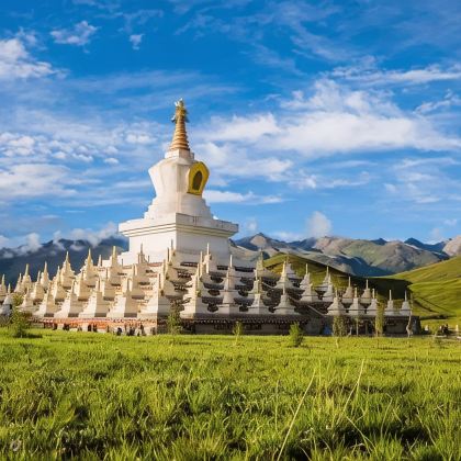 成都+稻城亚丁+色达+四姑娘山景区+丹巴9日8晚拼小团