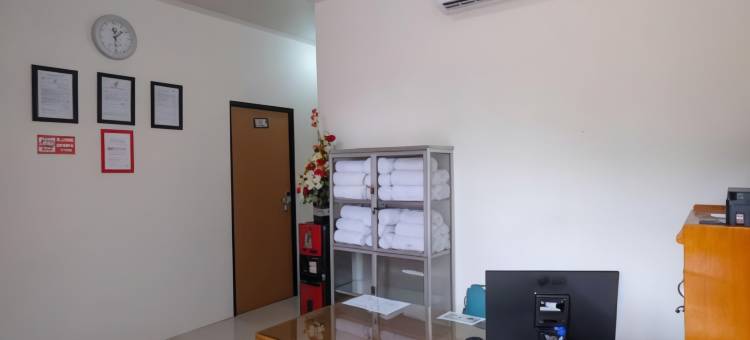 红门酒店 - 马吉朗阿伦阿伦附近2号(RedDoorz Near Alun Alun Magelang 2)图片