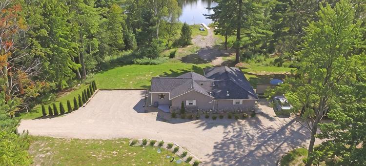 Hot Tub! Outside Traverse City, Sleeps 6 Pet Friendly, Fire Place, Fire Pit图片