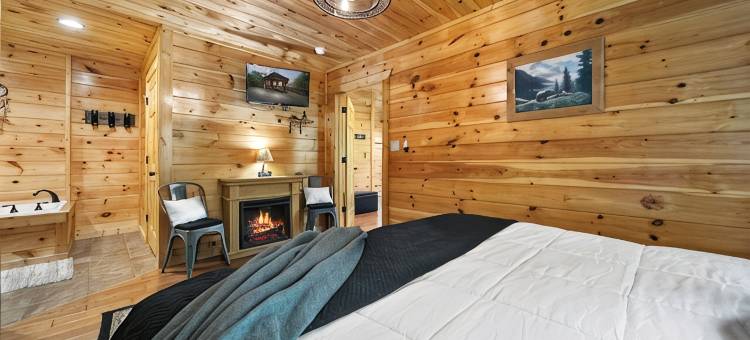 黄金地段质朴雅致山间木屋，热水浴缸、游戏室、趣味、浪漫(Prime Location Rustic Elegant Mountain Cabin, Hot Tub, Game Room, Fun, Romance)图片