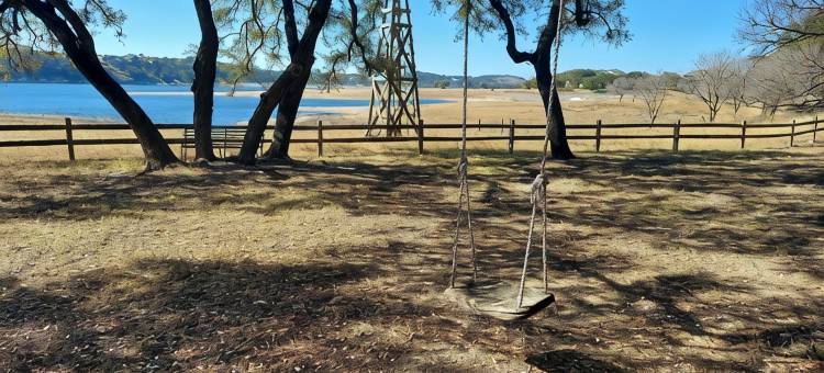特拉维斯湖北岸温馨私密石屋(Cozy, private waterfront stone cabin on the north shore of Lake Travis)图片