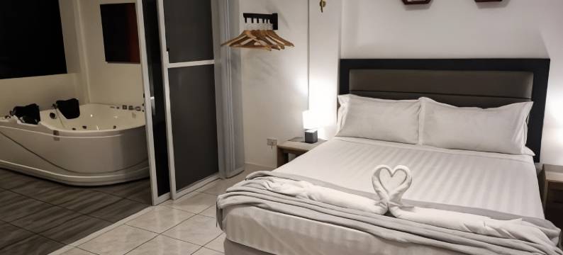 盆景按摩浴缸套房(Bonsai Jacuzzi Suites)图片