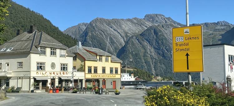 Spectacular Norwegian Fjord with unbeatable view, sauna and hot tub图片