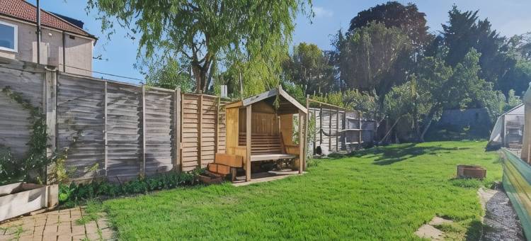 Charming 3 Bed Home. Spacious with Large Garden图片