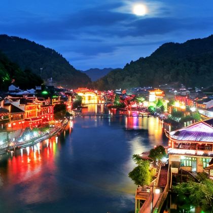 张家界+天门山+凤凰6日5晚拼小团