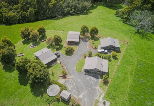 Rustic Hut Bush RetreatHotel Overview
