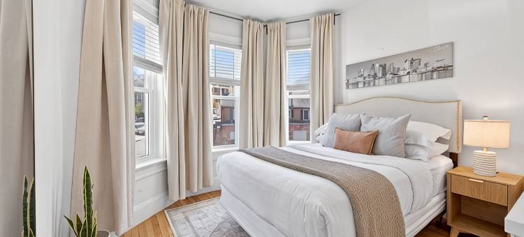 Downtown火车站附近开放式四卧室可住14人度假屋(含停车位)(Open 4Br Near Downtown Boston Backyard, Fire Pit, Grills & Walk to Train)图片