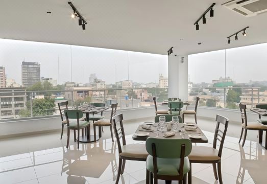 Avari Xpress GulbergHotel Overview