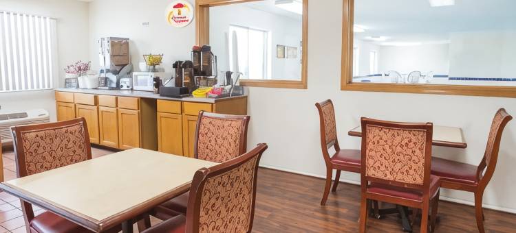 蒙莫斯温德姆速8酒店(Super 8 by Wyndham Monmouth IL)图片