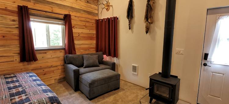 树林中配备家的全部舒适设施的小屋(Cabin in the woods with all the comforts of home)图片