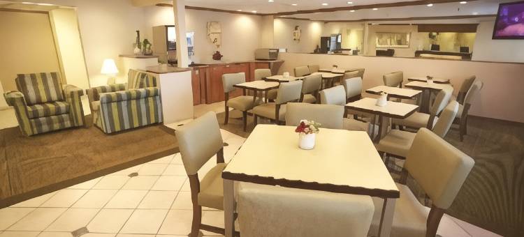 密尔沃基机场奥克里克拉昆塔温德姆酒店(La Quinta Inn by Wyndham Milwaukee Airport / Oak Creek)图片