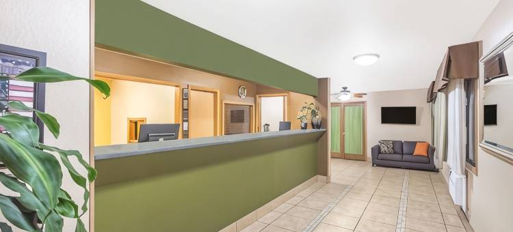 迪比克呗盟套房酒店(Baymont by Wyndham Dubuque)图片