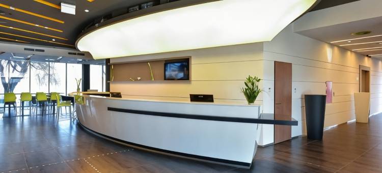 湖边贝斯特韦斯特优质酒店(Best Western Plus Lakeside Hotel)图片