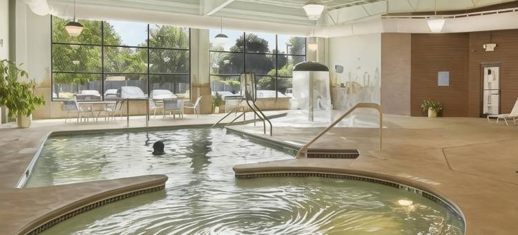 贝顿多夫温德姆华美达酒店(Ramada by Wyndham Bettendorf)图片