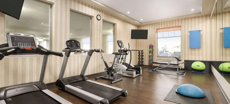 埃德蒙顿机场戴斯套房酒店(Days Inn & Suites by Wyndham Edmonton Airport)图片