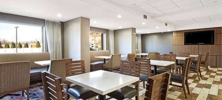 华盛顿地铁首都环带拉昆塔温德姆套房酒店(La Quinta Inn & Suites by Wyndham DC Metro Capital Beltway)图片