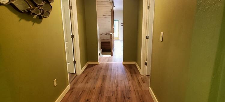 温泉城中心全新更低房价！超赞8卧室3层度假屋，无管理费！！(New Lower Rates! Amazing 8 Bedroom 3 Story Downtown Hot Springs! No Admin Fee!!)图片