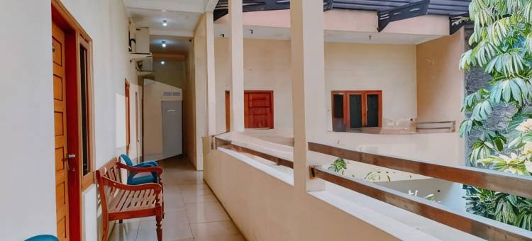 卡利达米特拉红门酒店-靠近沃诺萨里阿伦阿伦(Calida Hotel Mitra RedDoorz Near Alun Alun Wonosari)图片