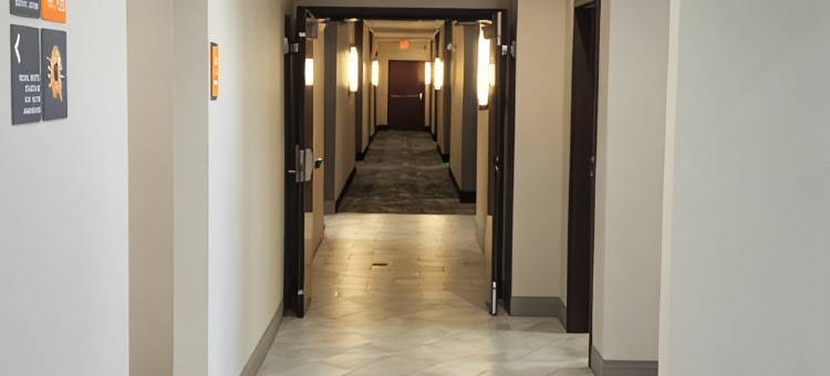 莱克乔治拉昆塔温德姆酒店套房(La Quinta Inn & Suites by Wyndham Lake George)图片