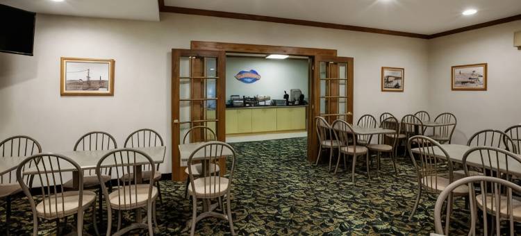 麦基诺城温德姆呗盟套房酒店(Baymont by Wyndham Mackinaw City)图片