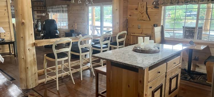 阿迪朗达克阿冈昆湖畔全年适住度假屋，配有全新热水浴缸(Adirondack lakeside 4 season home on Lake Algonquin with new hot tub)图片