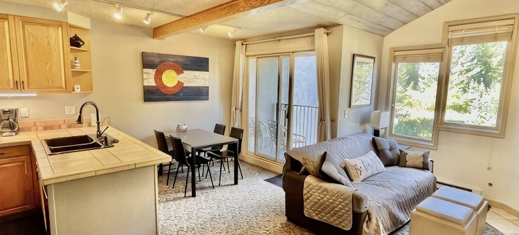 Top Floor Unit on the Corridor! AC Unit - 5 Min. Walk to WP Base! Pool-Hot Tub!图片