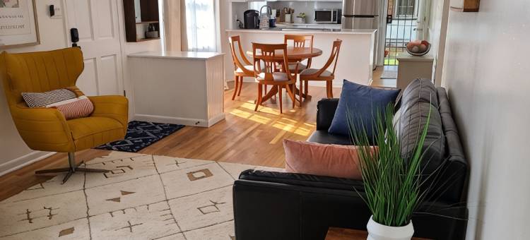 Mid-term, open-floor home full of natural light. 10 min from the River District.图片