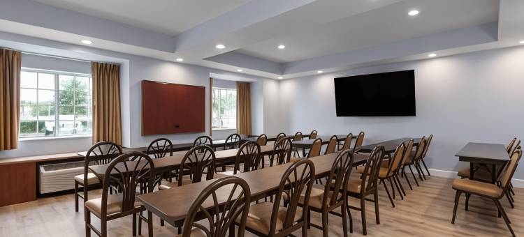 泽菲尔希尔温德姆麦客达套房酒店(Microtel Inn & Suites by Wyndham Zephyrhills)图片