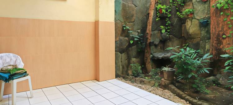 红门酒店 - 靠近红桥广场(RedDoorz Syariah Near Jembatan Merah Plaza)图片