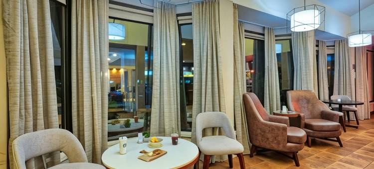 汉普顿体育馆中央万怡酒店(Courtyard Hampton Coliseum Central)图片