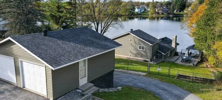湖畔新上线惬意乡村别墅，带围栏庭院及游戏室(Newly listed relaxing lakefront cottage with fenced yard and games room)图片