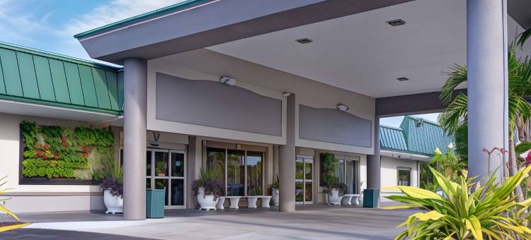 萨拉索塔海滨温德姆华美达酒店(Ramada by Wyndham Sarasota Waterfront)图片