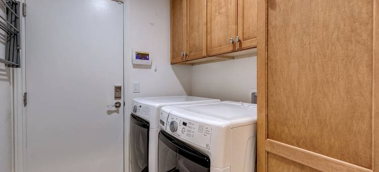 拉斯维加斯现代&宽敞•特大床度假屋•后院烧烤炉(Modern & Spacious Vegas House • King Bed • Backyard Grill)图片