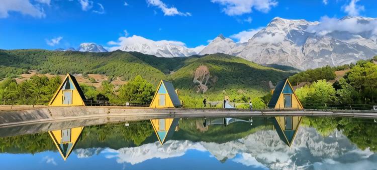 玉龙雪山日照金山途宿campsite观景营地图片