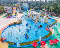 East China waterside escapes and nighttime splash parties
