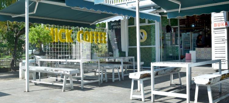 普林加丁米特拉冲浪营地红多兹酒店(Pringgading Surf Camp Mitra RedDoorz)图片