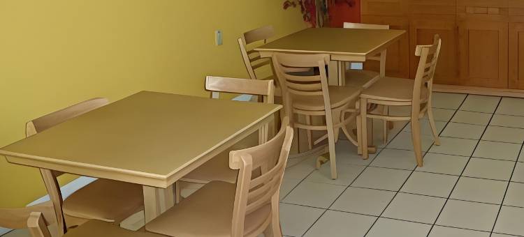 怀特霍尔雷德伍德酒店(Redwood Inn - White Hall)图片