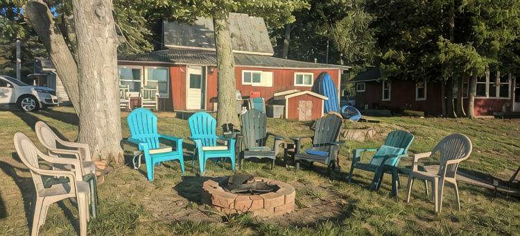 Charming 4-bedroom cottage ON Tawas Lake Pet, kid-friendly. Great Bird watching!图片