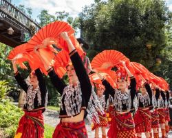錦繡中華微縮景區潑水狂歡！民族演藝輪番上演