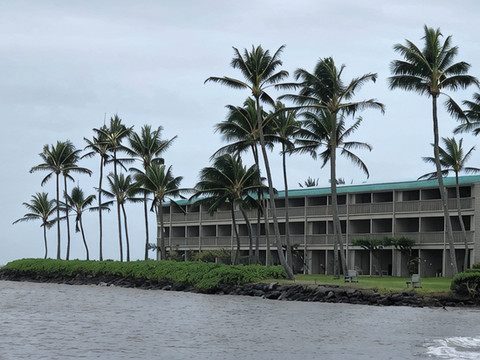 坐落在莫洛凯海岸线上的高端度假公寓