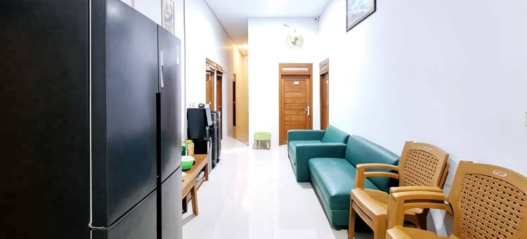 卡里斯玛努山塔拉萨甘米特拉红门酒店(Kharisma Nusantara Homestay Sagan Mitra RedDoorz)图片