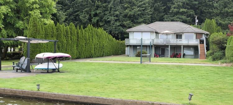 日落湖静居-塔普斯湖湖畔度假屋，宽敞、运动场、皮划艇(Sunset Lake Retreat@ Lake Tapps-Lakefront, Spacious, Sports Court, Kayaks)图片