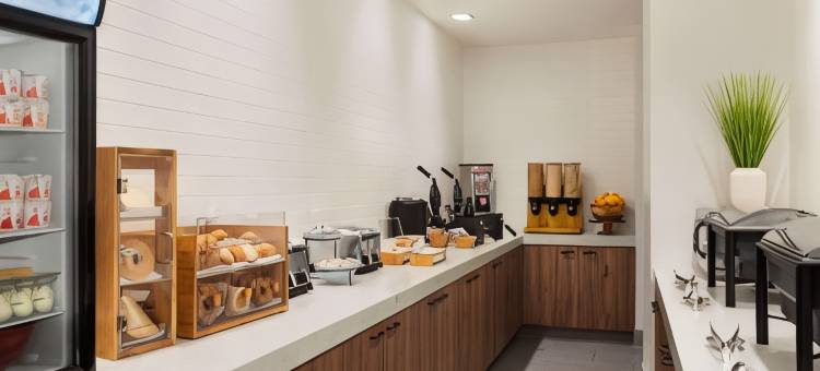 圣路易斯奥比斯波市中心拉昆塔温德姆套房酒店(La Quinta Inn & Suites by Wyndham San Luis Obispo Downtown)图片