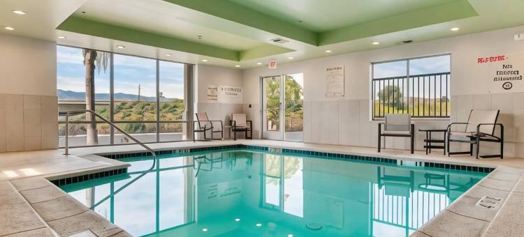 智选假日套房酒店湖埃尔西诺(Holiday Inn Express & Suites Lake Elsinore)图片